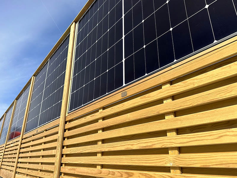 Instalace solárního plotu z bifaciálních fotovoltaických panelů